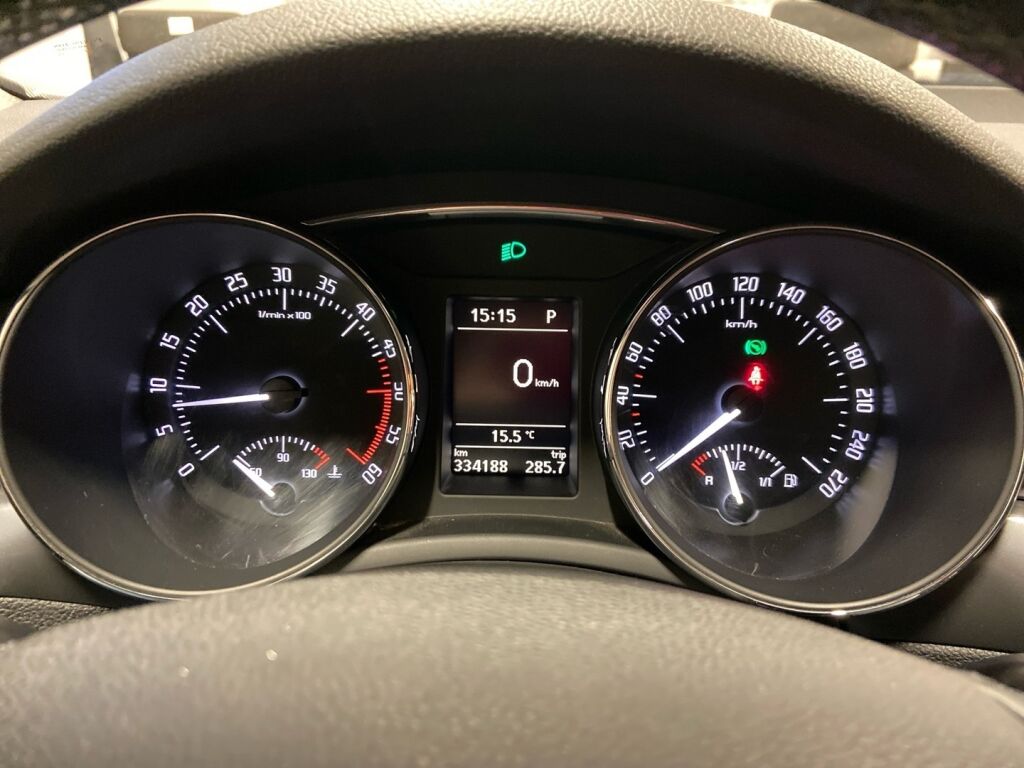 Skoda Superb 2011 Valkoinen