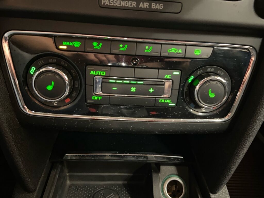 Skoda Superb 2011 Valkoinen