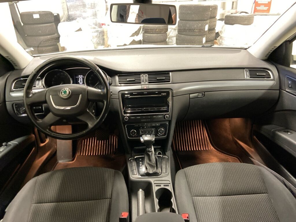 Skoda Superb 2011 Valkoinen