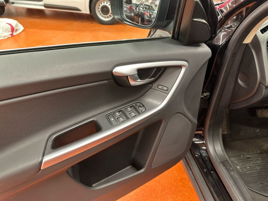 Volvo XC60 2011 Musta