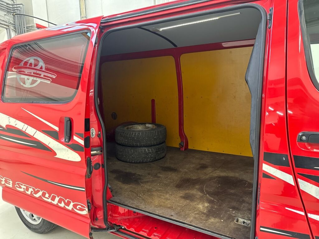 Toyota Hiace 2008 Punainen