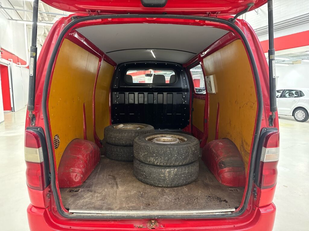 Toyota Hiace 2008 Punainen