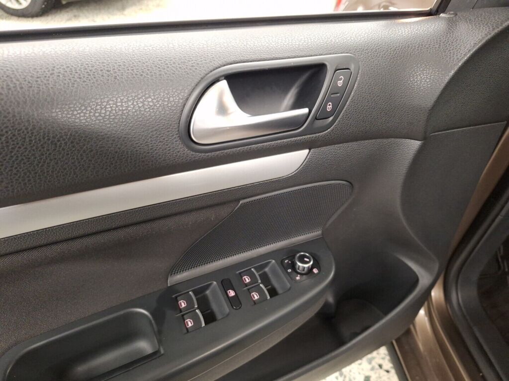 Volkswagen Golf 2011 Ruskea (beige)