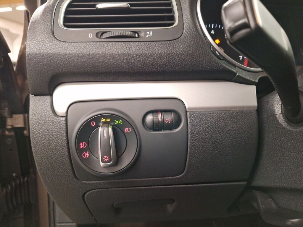 Volkswagen Golf 2011 Ruskea (beige)