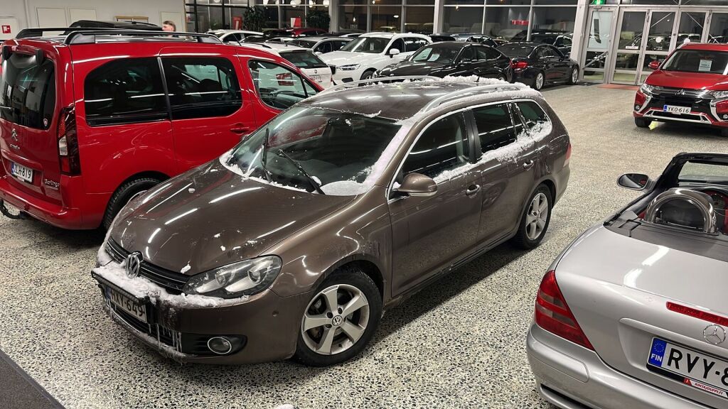 Volkswagen Golf 2011 Ruskea (beige)