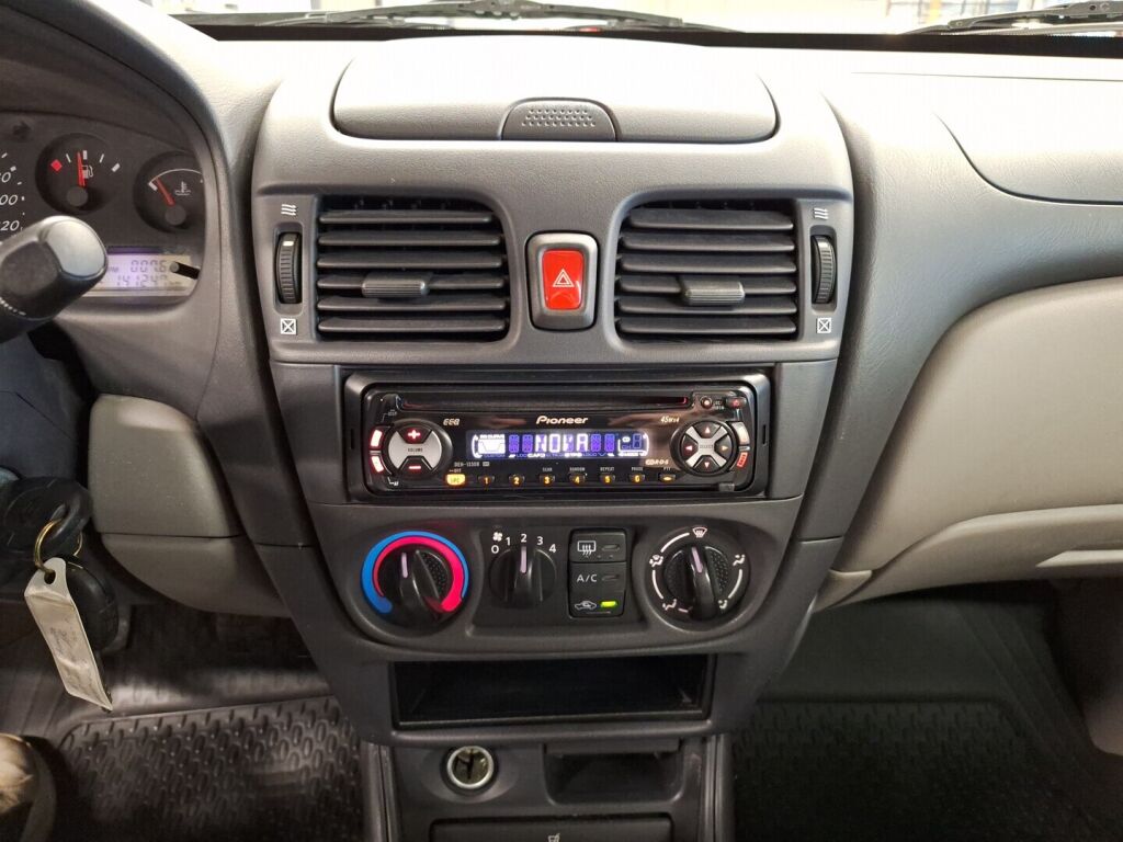 Nissan Almera 2001 Punainen