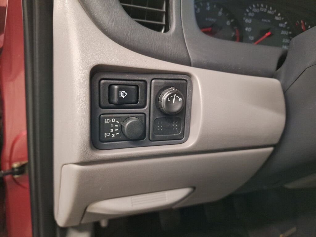 Nissan Almera 2001 Punainen