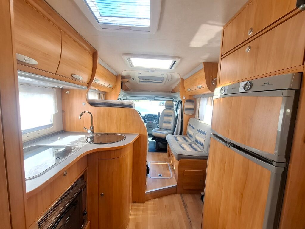 Adria Coral Plus 650 SP 2007 Valkoinen