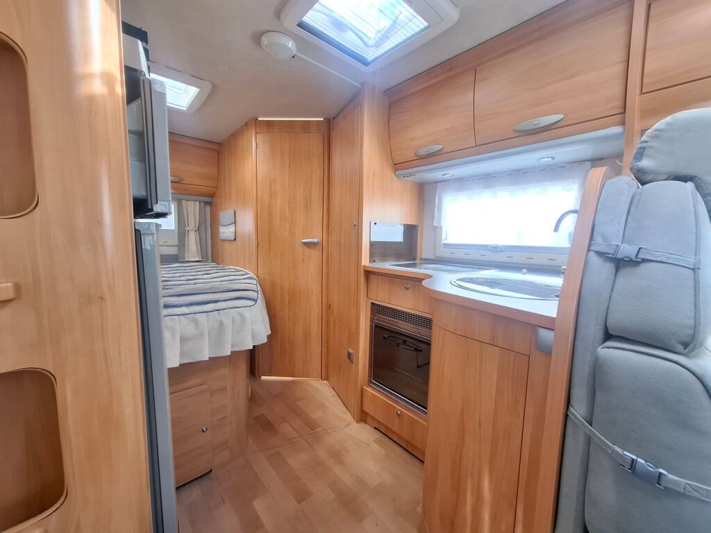 Adria Coral Plus 650 SP 2007 Valkoinen