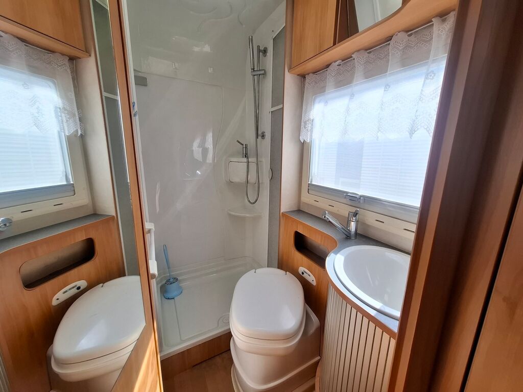Adria Coral Plus 650 SP 2007 Valkoinen