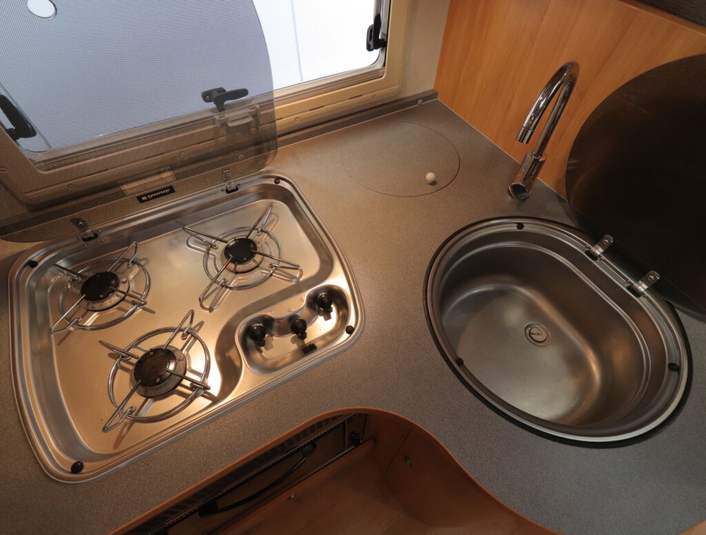 Adria M 680 SP 2007 Valkoinen