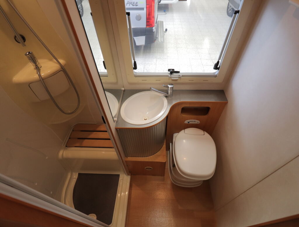 Adria M 680 SP 2007 Valkoinen