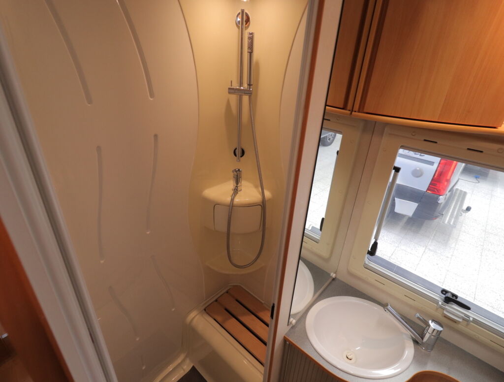 Adria M 680 SP 2007 Valkoinen