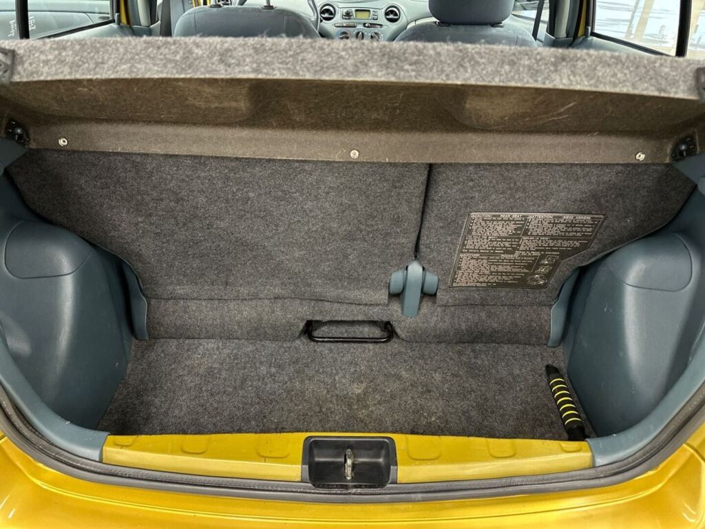 Toyota Yaris 2001 Keltainen