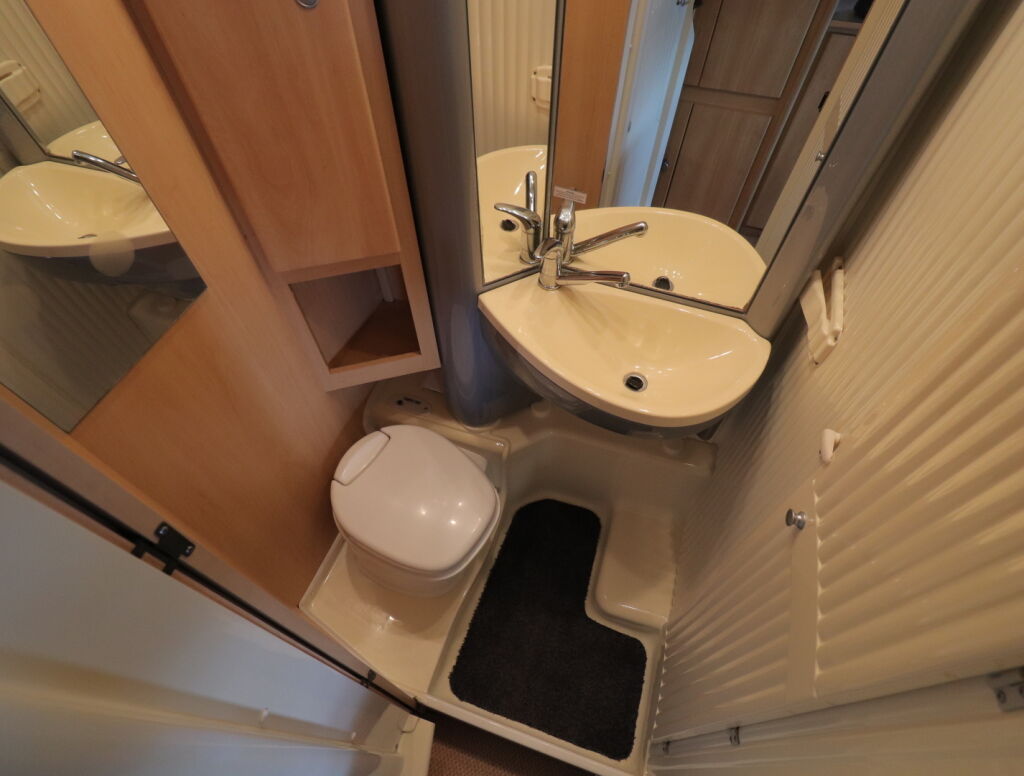 Dethleffs ADVANTAGE A5881 2005 Valkoinen