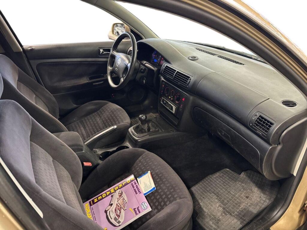 Volkswagen Passat Variant 2003 Ruskea (beige)