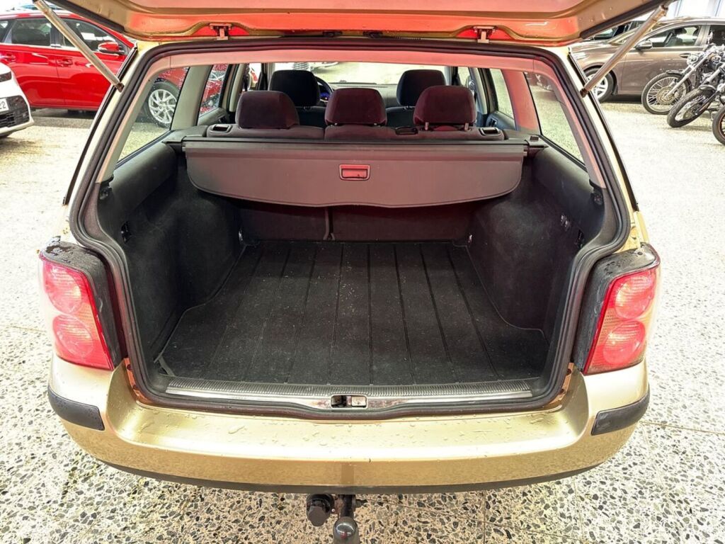 Volkswagen Passat Variant 2003 Ruskea (beige)