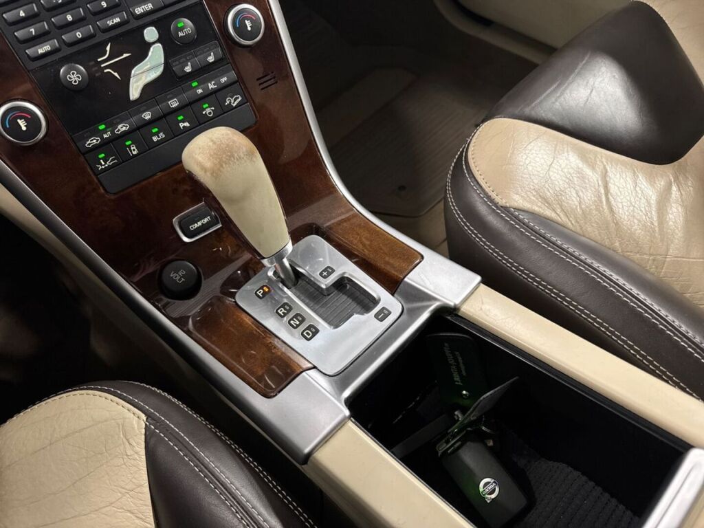 Volvo XC60 2009 Metallinhohto Ruskea (beige)
