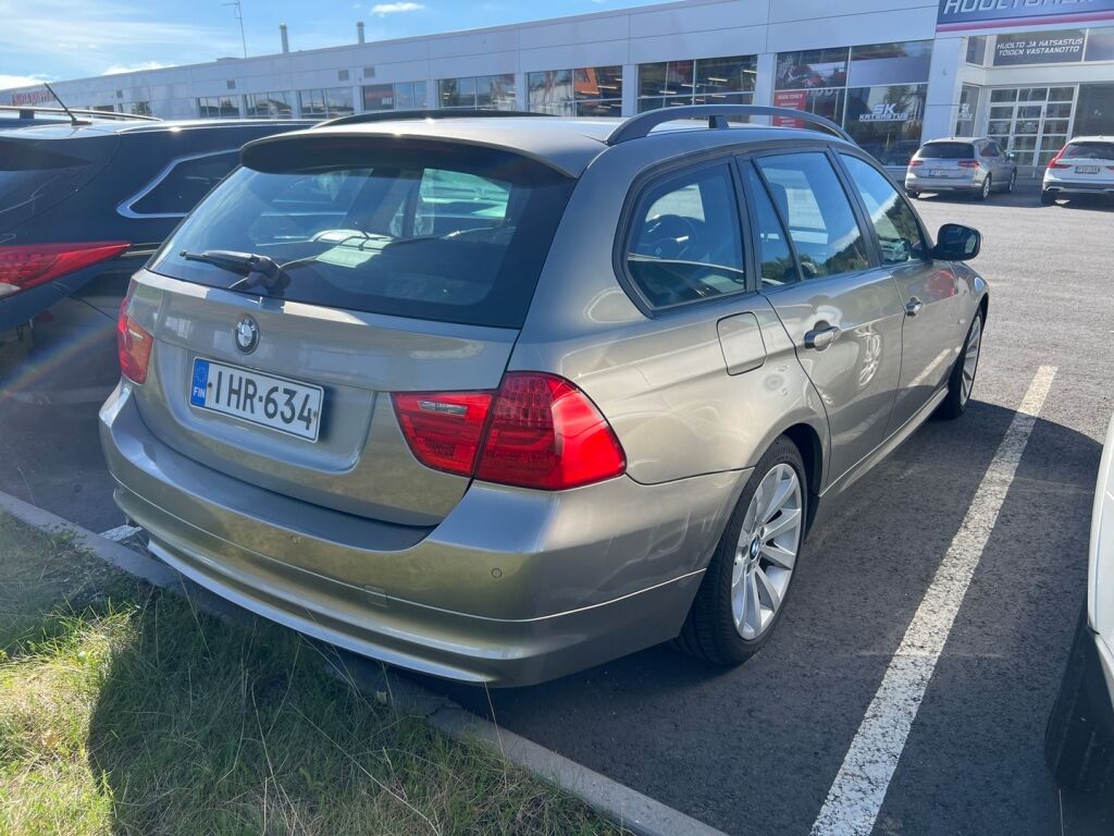 BMW 320 2009 Ruskea (beige)