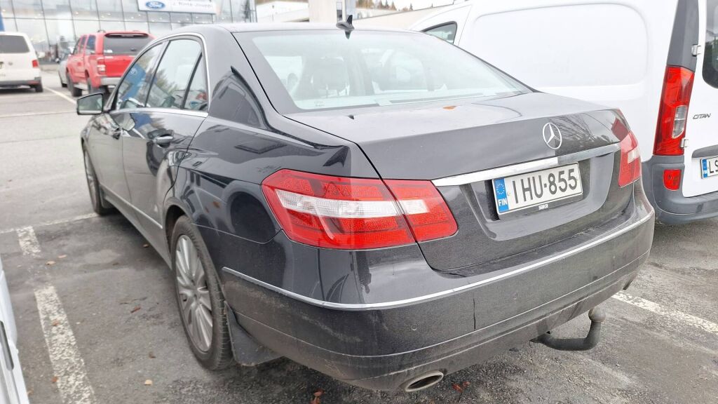 Mercedes-Benz E 2009 Musta