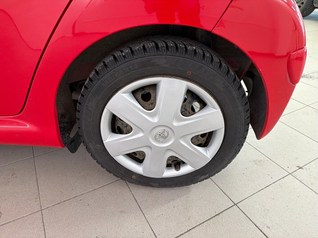 Toyota AYGO 2009 Punainen