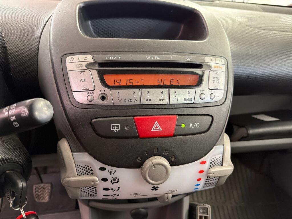 Toyota AYGO 2009 Punainen