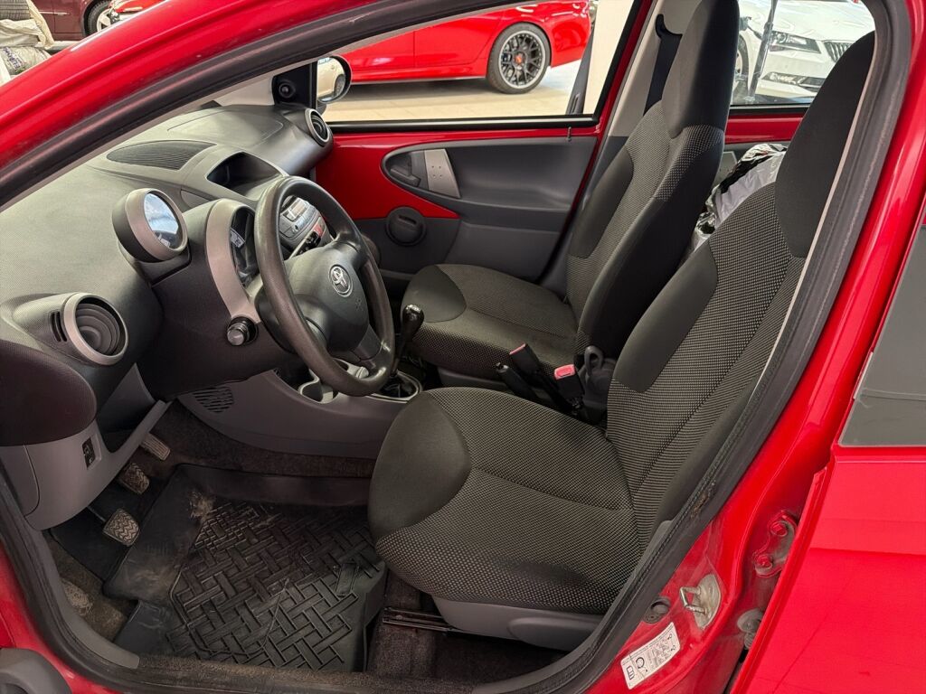 Toyota AYGO 2009 Punainen