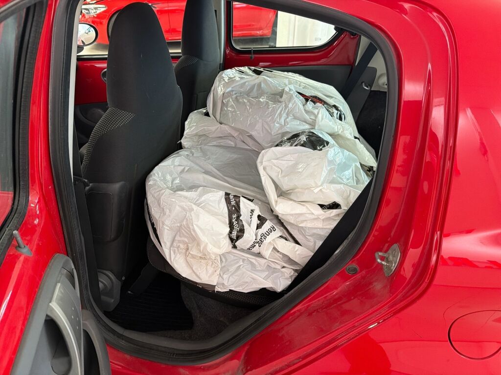 Toyota AYGO 2009 Punainen