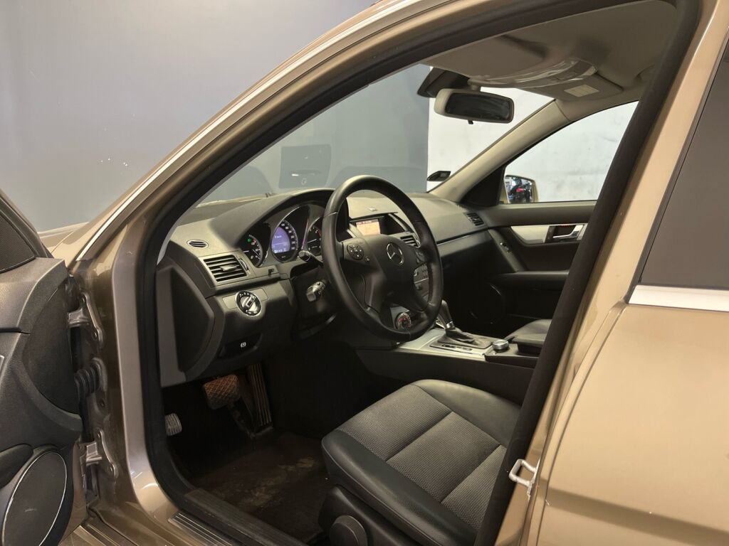 Mercedes-Benz C 2010 Ruskea (beige)