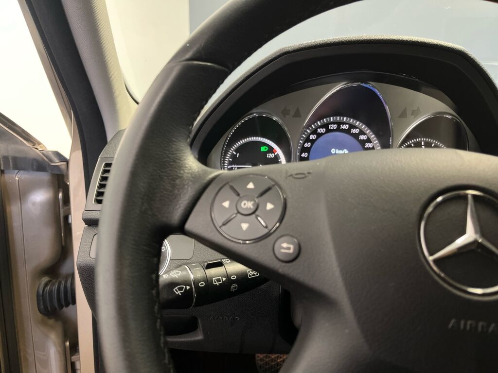 Mercedes-Benz C 2010 Ruskea (beige)