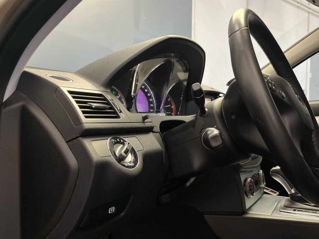 Mercedes-Benz C 2010 Ruskea (beige)