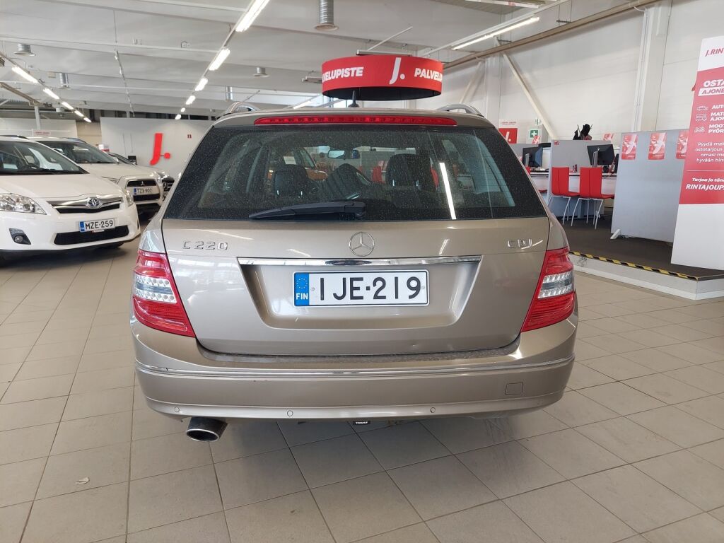 Mercedes-Benz C 2010 Ruskea (beige)