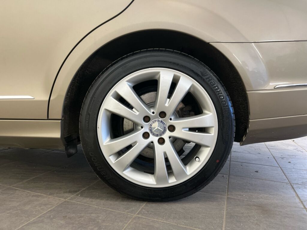 Mercedes-Benz C 2010 Ruskea (beige)
