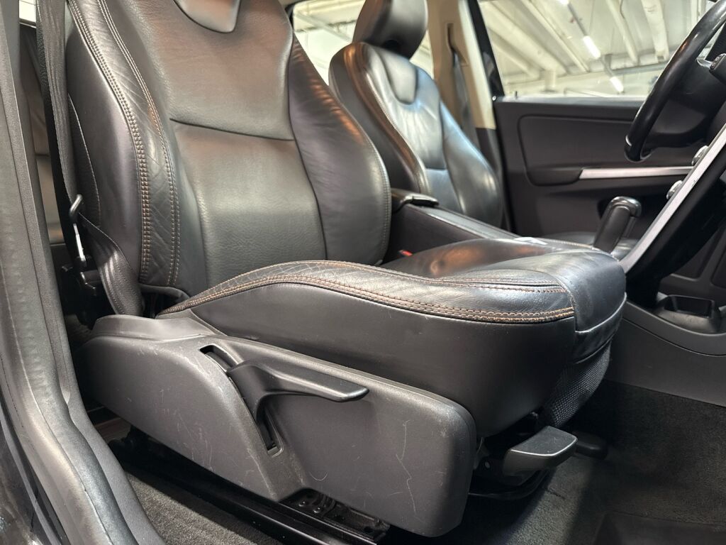 Volvo XC60 2009 Musta