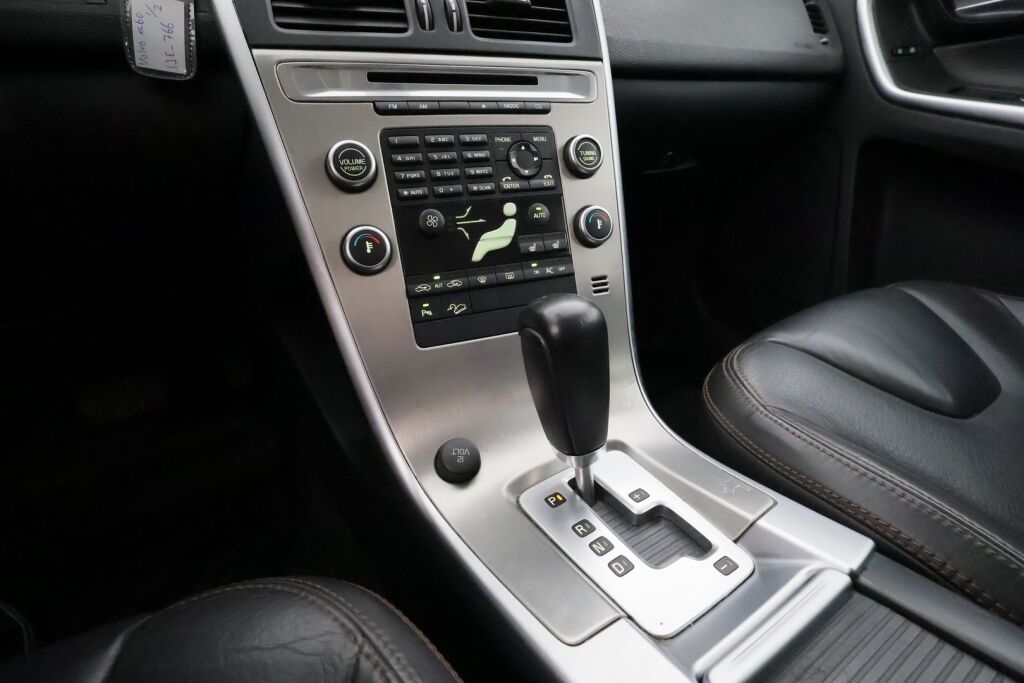 Volvo XC60 2009 Musta