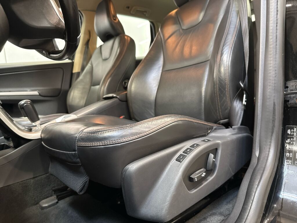 Volvo XC60 2009 Musta