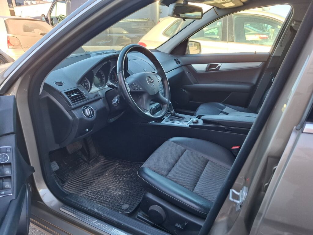 Mercedes-Benz C 2009 Ruskea (beige)