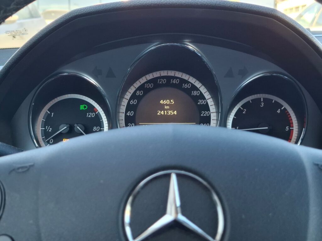 Mercedes-Benz C 2009 Ruskea (beige)