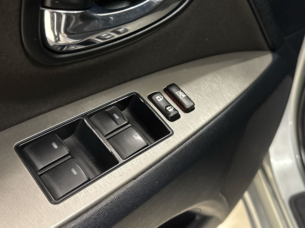 Toyota Avensis 2010 Harmaa