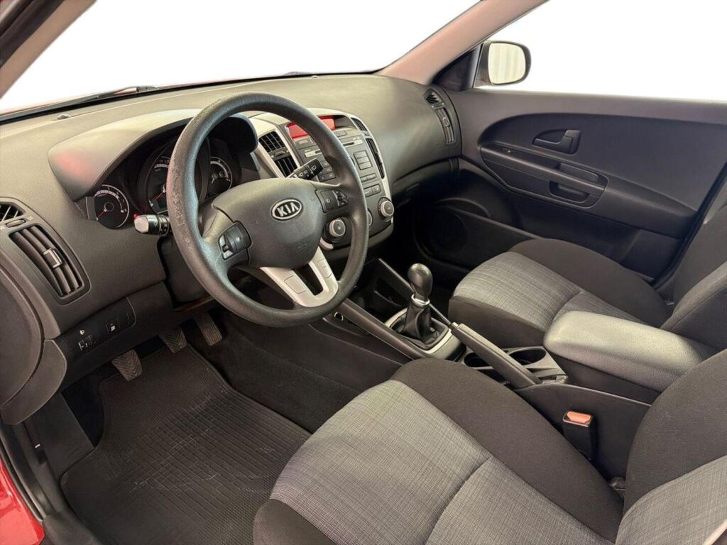 Kia Ceed 2010 Punainen