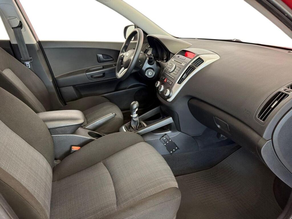 Kia Ceed 2010 Punainen