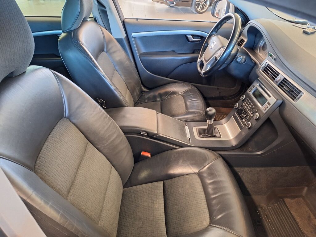 Volvo V70 2010 Valkoinen