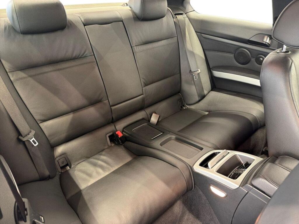BMW 320 2010 Punainen