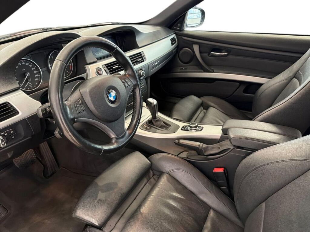 BMW 320 2010 Punainen