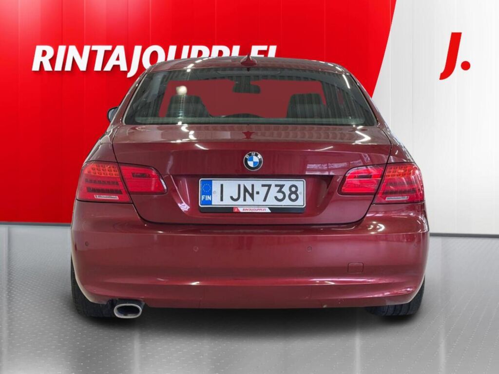 BMW 320 2010 Punainen