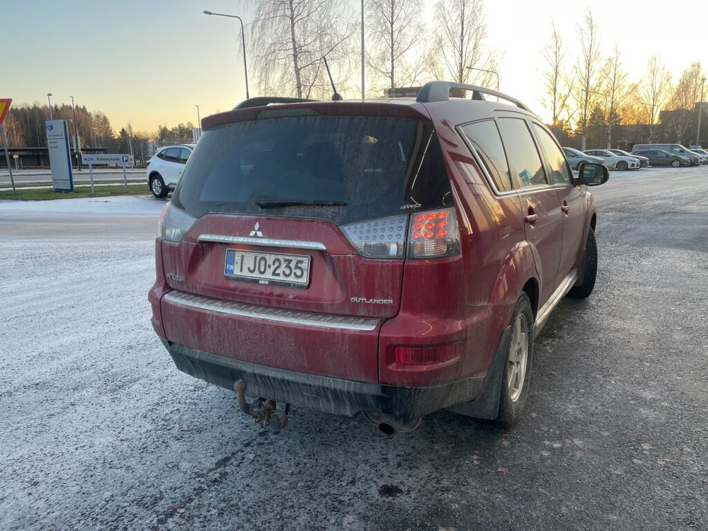 Mitsubishi Outlander 2010 Punainen