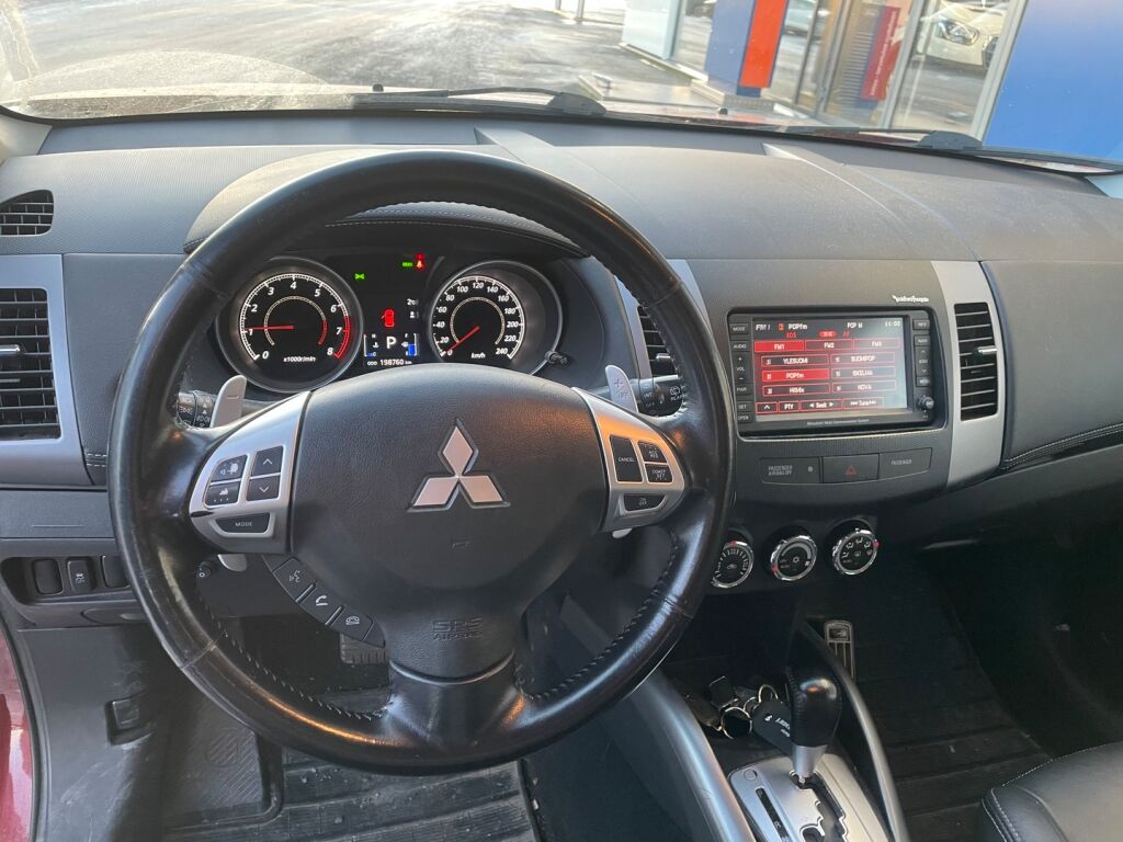 Mitsubishi Outlander 2010 Punainen