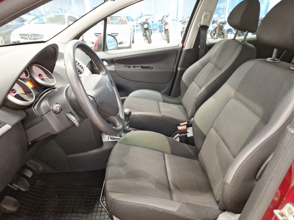 Peugeot 207 2011 Punainen