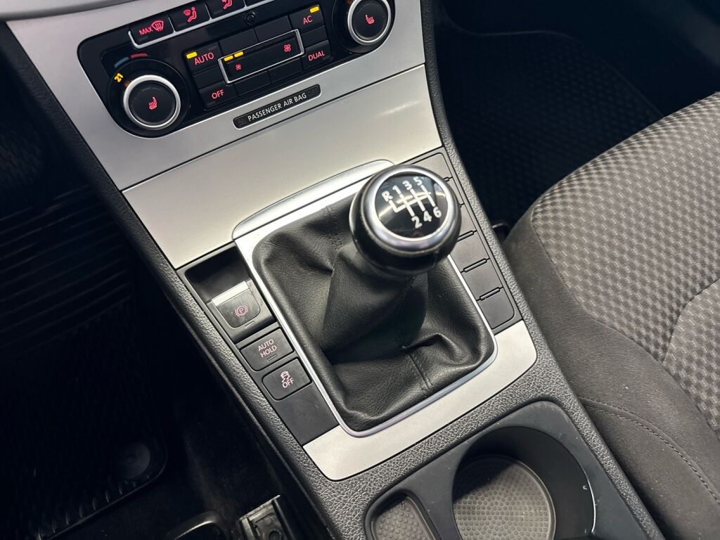 Volkswagen Passat 2011 Ruskea (beige)