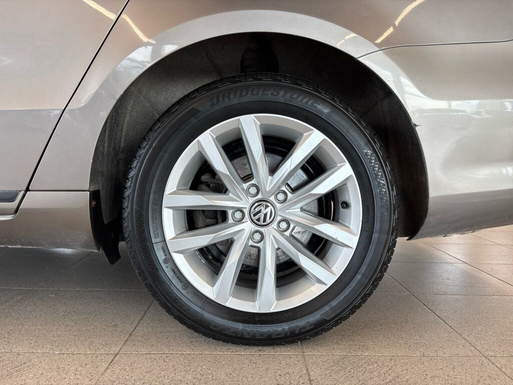 Volkswagen Passat 2011 Ruskea (beige)